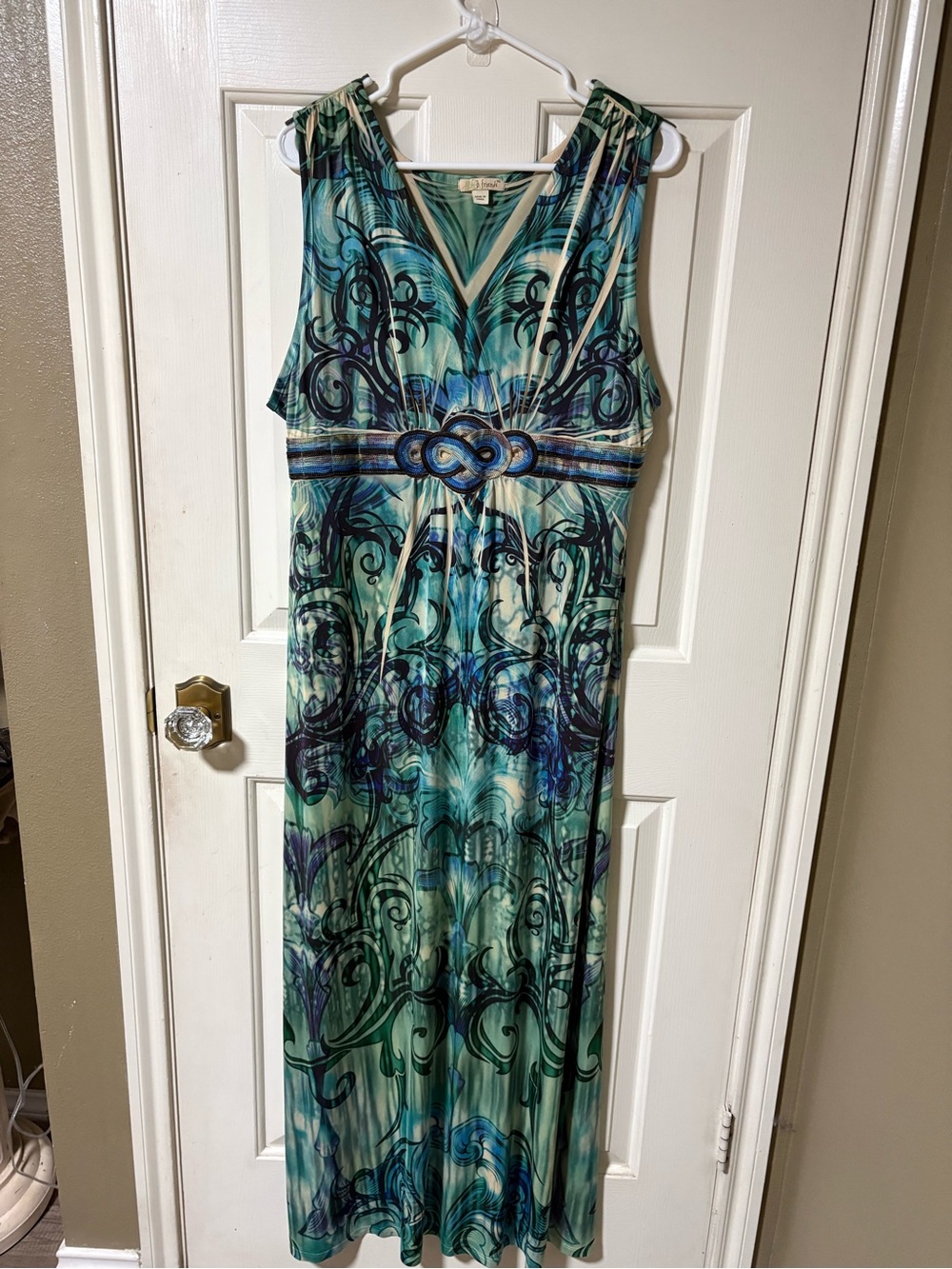 B. Friends V-neck sleeveless maxi dress with an attached belt Sz :XL